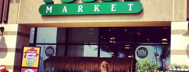 Whole Foods Market is one of Tempat yang Disukai Monique.