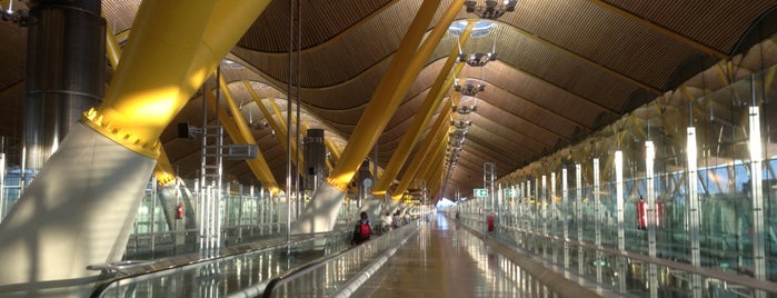 Terminal 4 Satélite is one of สถานที่ที่บันทึกไว้ของ Fernando.