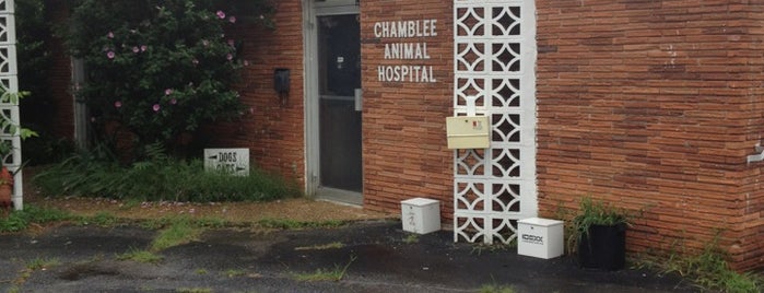 Chamblee Animal Hospital is one of Locais curtidos por Chester.
