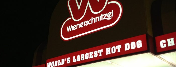 Wienerschnitzel is one of Tempat yang Disukai Beau.