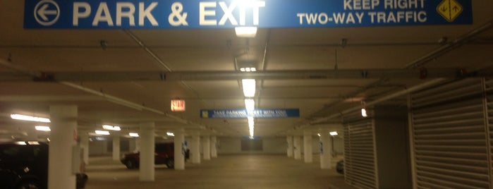 East Monroe Parking Garage is one of Lugares favoritos de Joey.