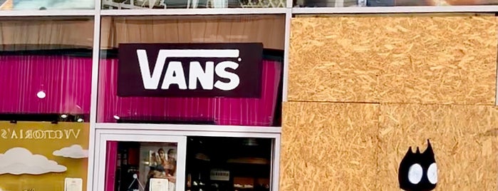 Vans Store is one of Tempat yang Disukai Alessandro.