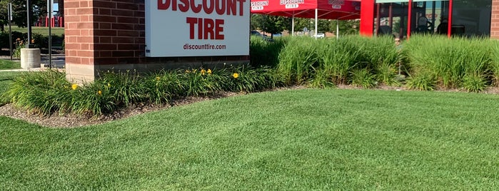 Discount Tire is one of สถานที่ที่ Ross ถูกใจ.