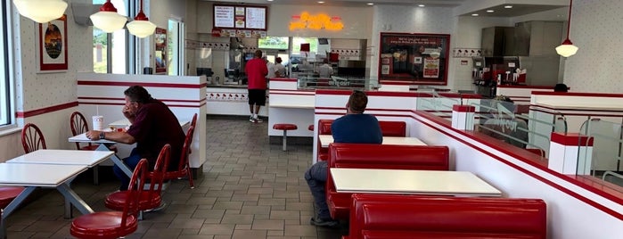 In-N-Out Burger is one of Tempat yang Disukai Louis.