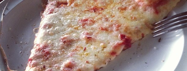 A N.Y. Pizza House is one of Locais curtidos por Jade.