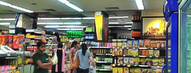 Reliance Fresh Signature Store is one of Tempat yang Disukai Damodar.