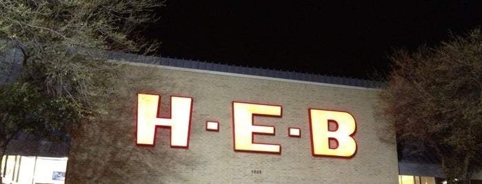 H-E-B is one of สถานที่ที่ Debra ถูกใจ.