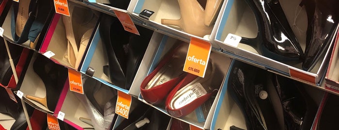 Payless Shoe Source is one of Día de shopping.