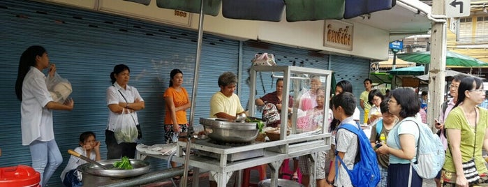 ข้าวมันไก่ รามบุตร is one of Aroi Banglumpoo.