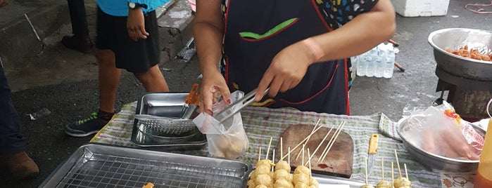 ตลาดอาหารข้างสนามมวยราชดำเนิน is one of Aroi Nanglerng.