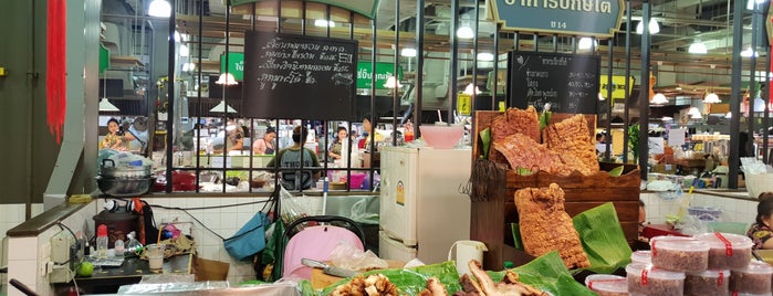 เจี๊ยบหมูกรอบ อ.ต.ก. is one of BKK_Food Stall, Street Food.