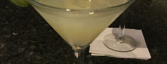 Bar Louie is one of Arnieさんのお気に入りスポット.