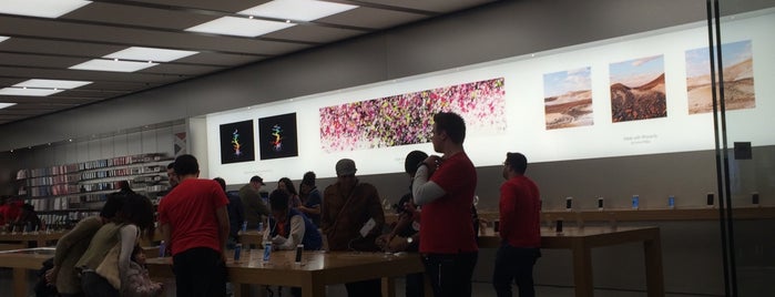 Apple Arden Fair is one of Electronic Stores in Sacramento.