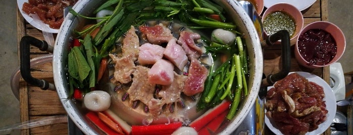 หมูกะทะเตาถ่าน is one of Favorite Food.