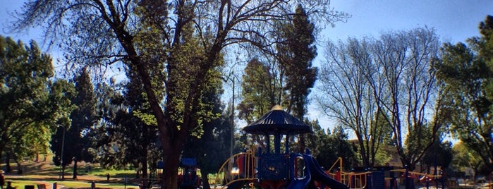 Obregon Park is one of Lugares favoritos de Phillip.
