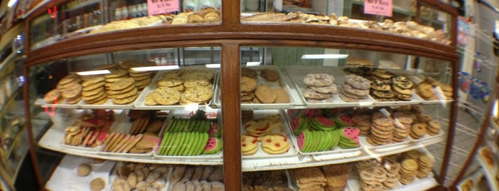 El Gallo Bakery is one of สถานที่ที่ Phillip ถูกใจ.