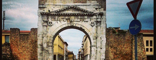 Arco d'Augusto is one of Lieux qui ont plu à Anna.