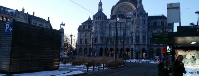 Airport Shuttle Bus Stop (Antwerp - Zaventem) is one of สถานที่ที่ Wendy ถูกใจ.