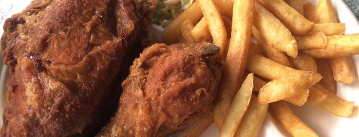 Gus’s World Famous Fried Chicken is one of Orte, die Katina gefallen.