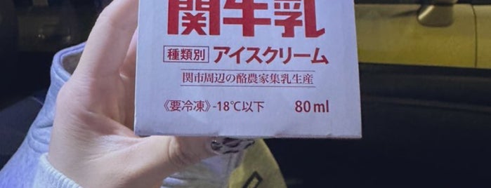 ファミリーマート is one of コンビニ.