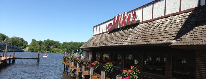 Mike's Crabhouse is one of Lugares favoritos de Brook.