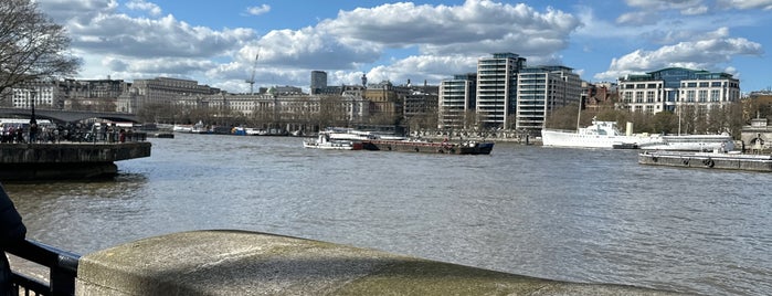 The Queen's Walk is one of Londres.