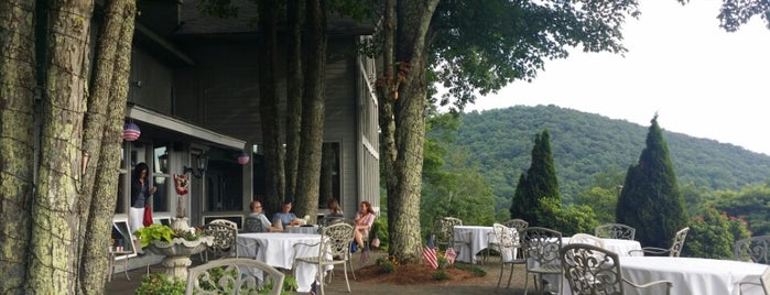 Table at Crestwood is one of สถานที่ที่ Luke ถูกใจ.