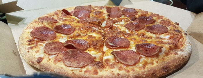 Domino's Pizza is one of Lugares favoritos de Dennis.