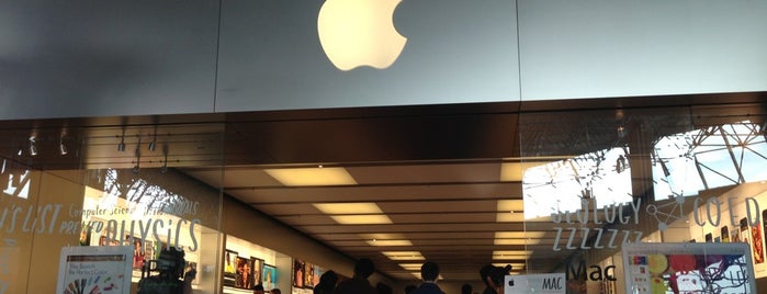 Apple Columbia is one of สถานที่ที่ Hoyee ถูกใจ.