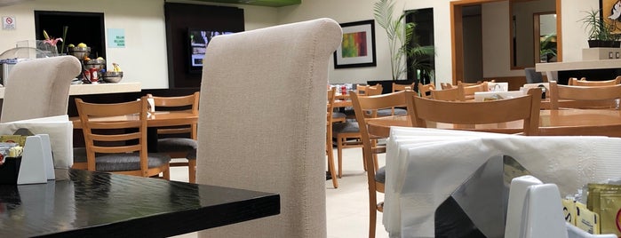 Holiday Inn Hotel & Suites is one of Hoteles, Hostales Y Airbnb.