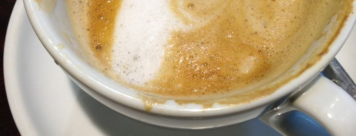 Caffè Nero is one of Tempat yang Disukai Matt.