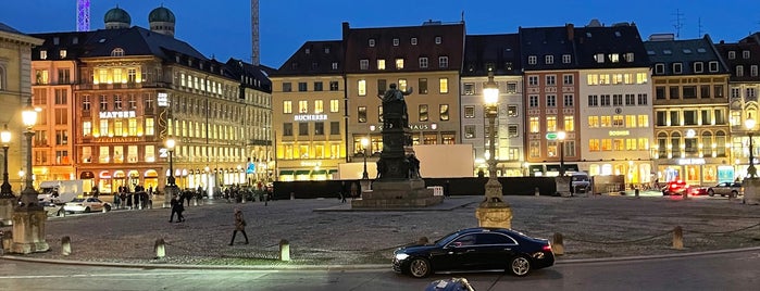 Bayerische Staatsoper is one of München.