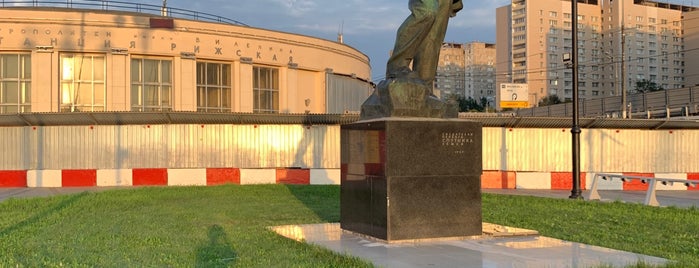Первый спутник is one of Памятники и скульптуры.