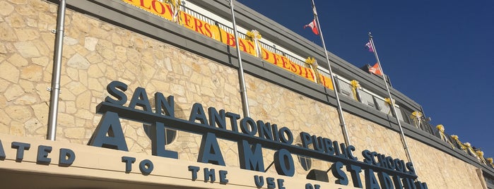 Alamo Stadium is one of Orte, die Mike gefallen.