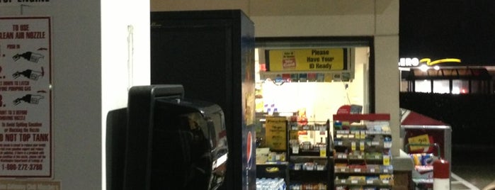 Safeway Fuel Station is one of Posti che sono piaciuti a Gayla.