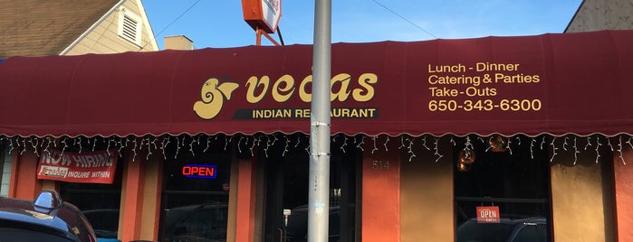 Vedas Indian Restaurant is one of สถานที่ที่ Lucia ถูกใจ.
