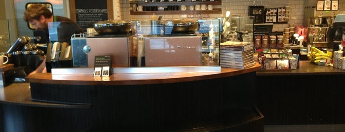 Starbucks is one of Lugares favoritos de Delyn.