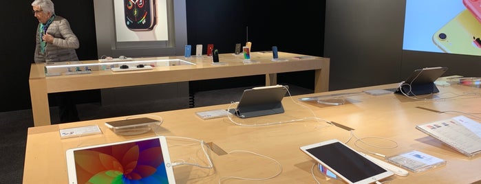 Apple Store is one of Manor.