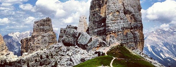 Rifugio Cinque Torri is one of Lugares favoritos de Veronika.