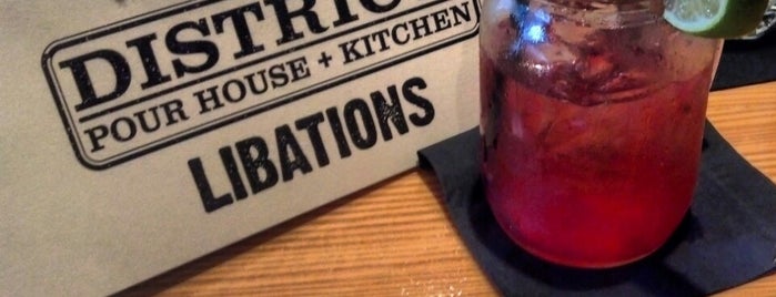 District. Pour House + Kitchen is one of Nashさんのお気に入りスポット.