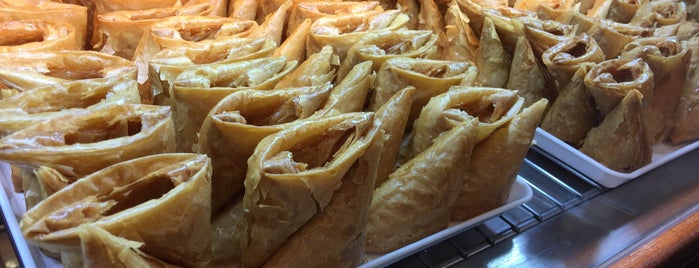 Τρίγωνα Ελενίδης is one of Sweets/Pastries/Pies (SKG) 🥖🥐🍧🍰🍩.