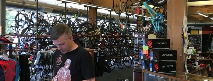 River City Bicycles Outlet is one of Locais curtidos por Sabarish.