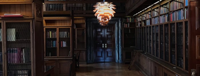 Rådhusbiblioteket is one of Biblioteker København.