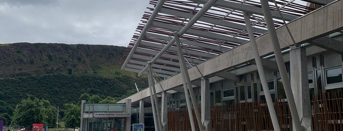 Scottish Parliament is one of สถานที่ที่ Carl ถูกใจ.