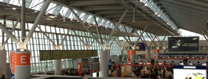 Aeroporto Frédéric Chopin de Varsóvia (WAW) is one of Warsaw 2013 Trip.