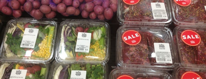 Whole Foods Market is one of Tempat yang Disukai Joey.