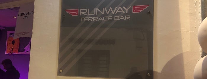 Runway Terrace Bar is one of Lugares favoritos de Jerry.
