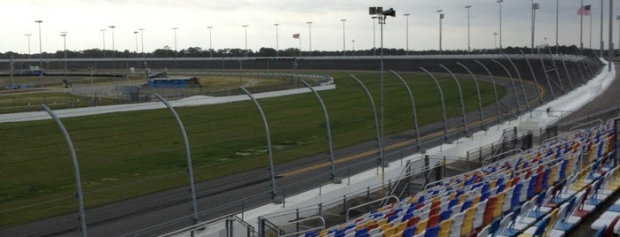 Daytona International Speedway Lockhart Stands is one of สถานที่ที่ Mike ถูกใจ.