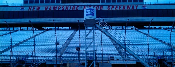 Pit Road- New Hampshire Motor Speedway is one of สถานที่ที่ Dwain ถูกใจ.