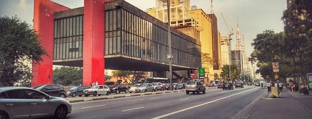 Museu de Arte de São Paulo (MASP) is one of LUGARES.